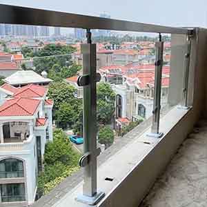 Modern Glass Railing Installation in Kuwait City: The Ultimate Step-by-Step Guide & Case Study