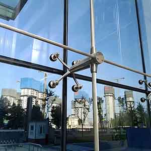 Glass Facade Installation Case – Commercial Complex Lobby (Spider Routel + Fittings + Tension Rod System)